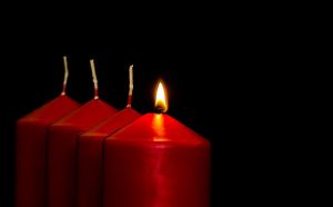 4 red candles with only 1 lit