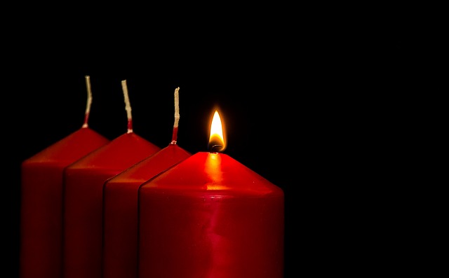 4 red candles with only 1 lit